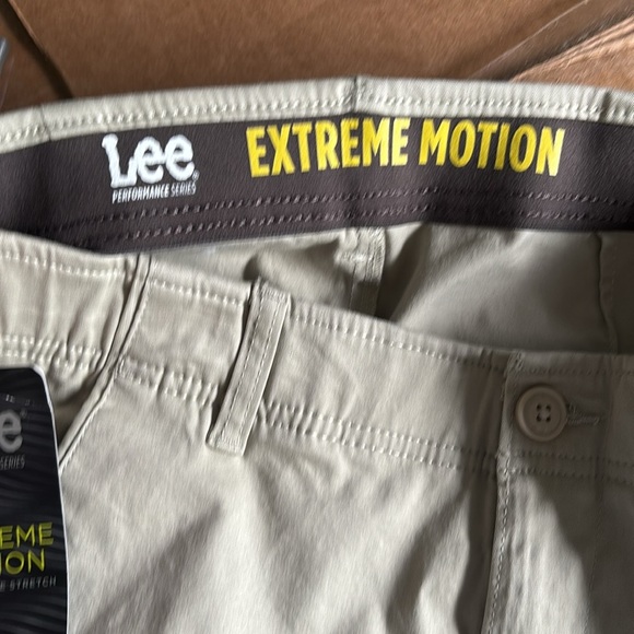 NWT Lee Men's Extreme Motion Flat Front Short, 30, stone - Picture 8 of 9